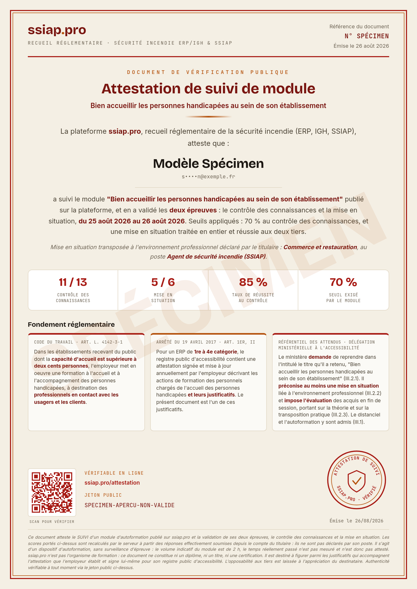 Spécimen de l'attestation de suivi de module, sur une seule page A4. En-tête ssiap.pro, titre "Attestation de suivi de module", sous-titre "Bien accueillir les personnes handicapées au sein de son établissement", nom du titulaire, phrase attestant la validation des 2 épreuves puis une ligne indiquant l'environnement professionnel déclaré par le titulaire, 4 chiffres (11 sur 13 au contrôle des connaissances, 5 sur 6 en mise en situation, 85 % de taux de réussite au contrôle, seuil de 70 % exigé par le module), un encadré "Fondement réglementaire" citant l'article L. 4142-3-1 du code du travail, l'arrêté du 19 avril 2017 et le référentiel de la Délégation ministérielle à l'accessibilité, un QR code de vérification, un sceau et un filigrane SPÉCIMEN.